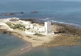 El impresionante castillo de la provincia de Cádiz que se eleva sobre el mar y se puede ver desde esta playa: esta es su historia