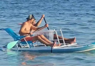La curiosa invención de dos bañistas con unas tablas de paddle surf en Rota: «Sólo puede suceder en Cádiz»