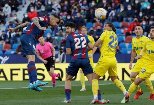 Roger remata de cabeza en el Levante - Cádiz de la actual temporada liguera.