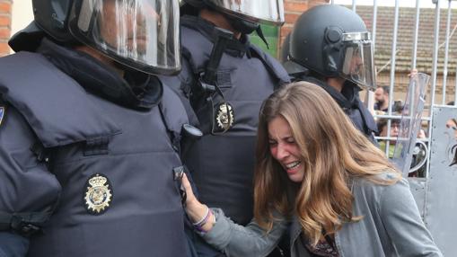 Un agente de las UIP, a un mosso: «¡Apártate de aquí, no estorbes!»