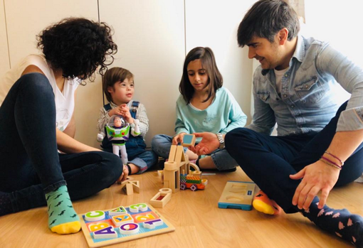 Noemí y su marido,jugando con sus hijos