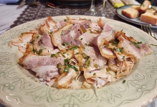 La porchetta aderezada con pesto de anchoas y alcaparras