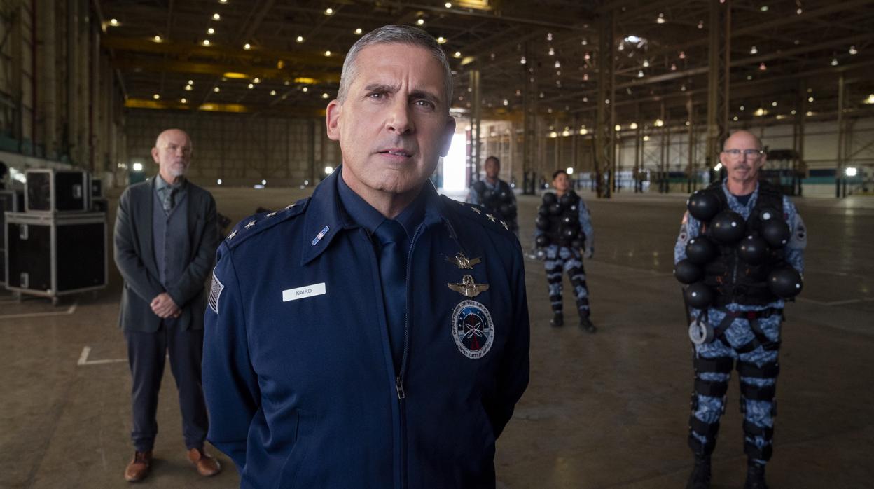 Steve Carell (John Malkovich aparece en segundo plano) ha creado la serie con Greg Daniels («The office»)